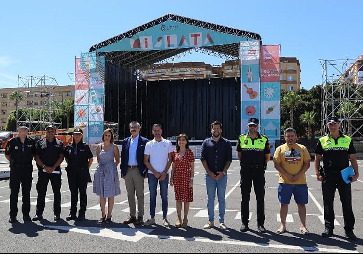 Autoridades y responsables municipales en la presentación de una actividad festiva en el espacio donde falleció la niña Vera en Mislata.