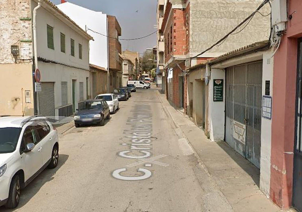 Cae desde una escalera a unos 3 metros de altura un trabajador al colocar un cableado en Tobarra