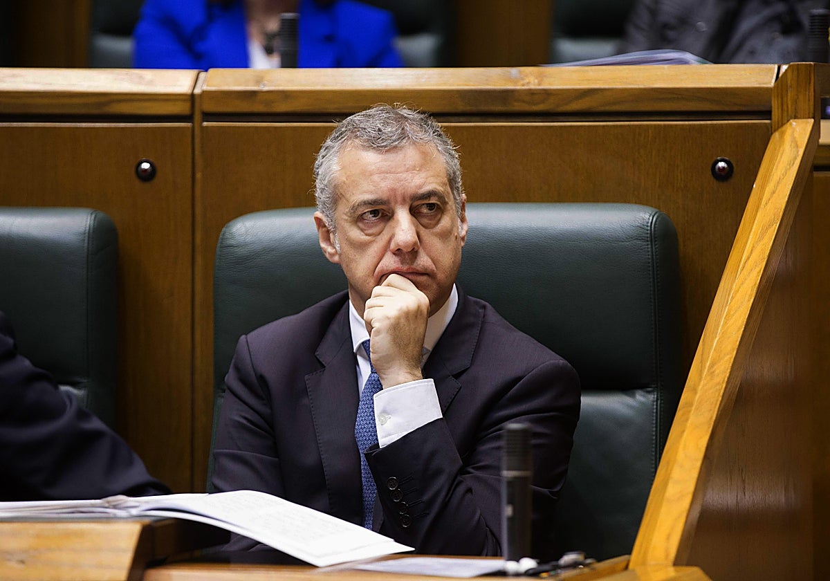 El lendakari, Iñigo Urkullu, en su escaño del Parlamento de Vitoria