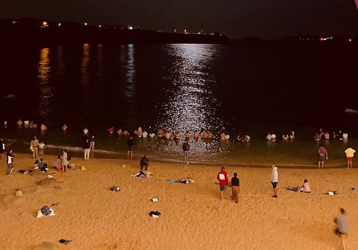 Mujeres participando en el ritual de las nueve olas en la Playa de A Lanzada