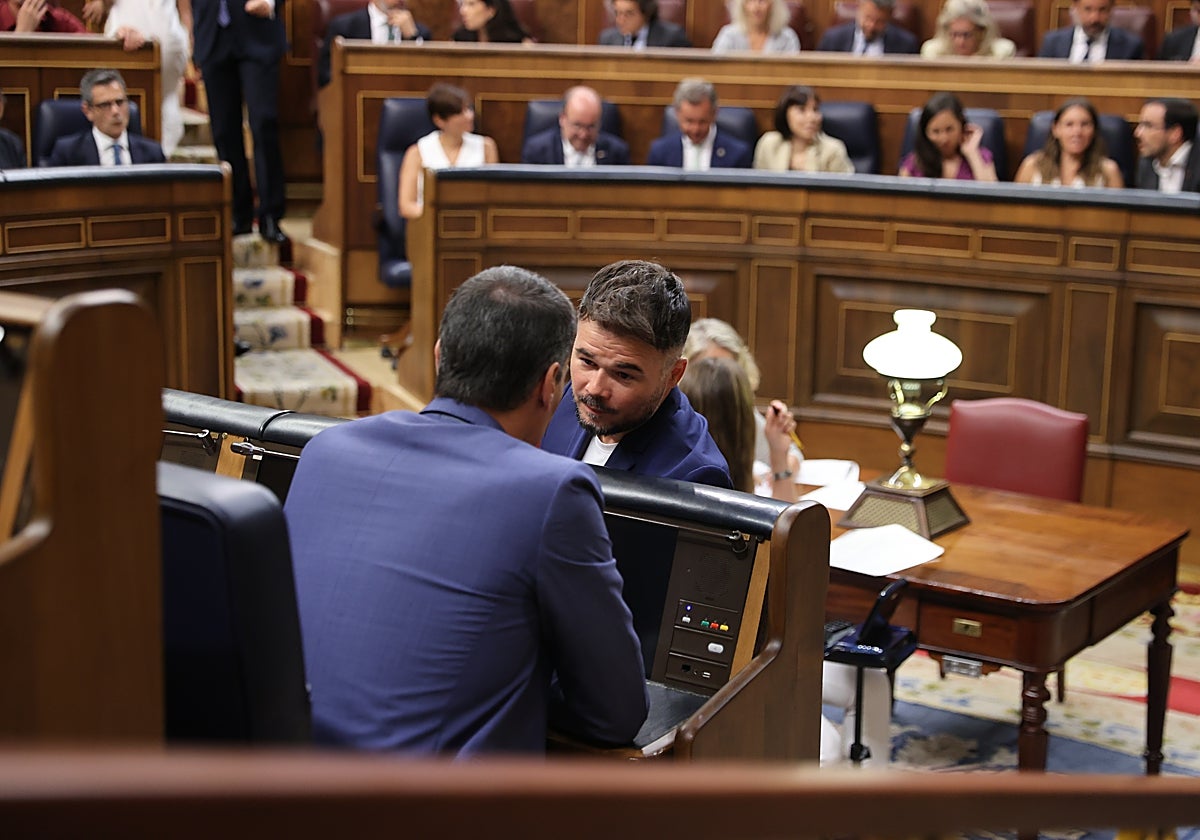 El portavoz de ERC, Gabriel Rufián, conversa con Pedro Sánchez en el Congreso, el pasado 17 de agosto