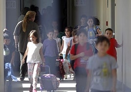 La oposición dibuja un curso escolar con gasto récord de los padres y perjuicios para el rural