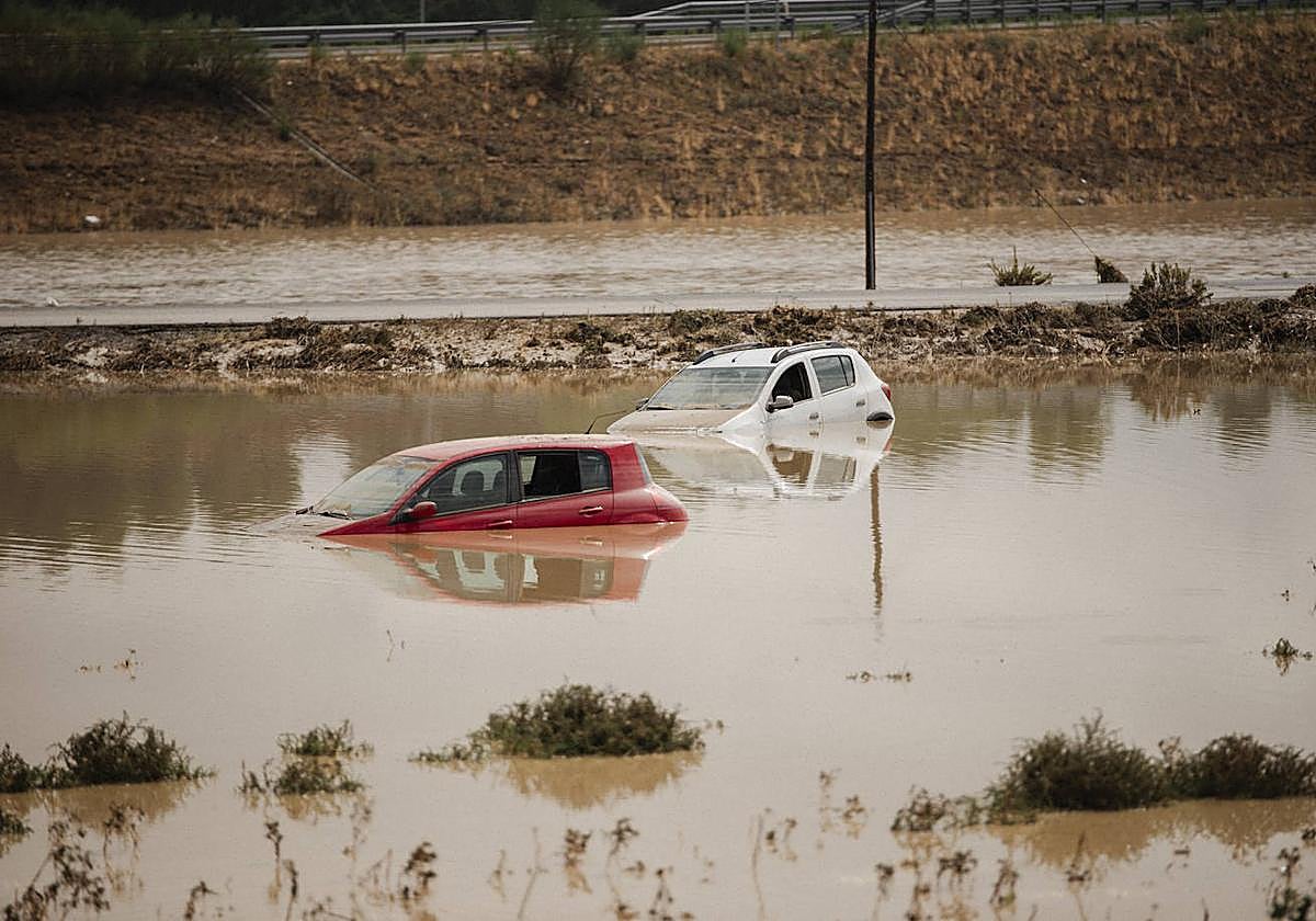 Dos vehículos sumergidos en el municipio de Bargas