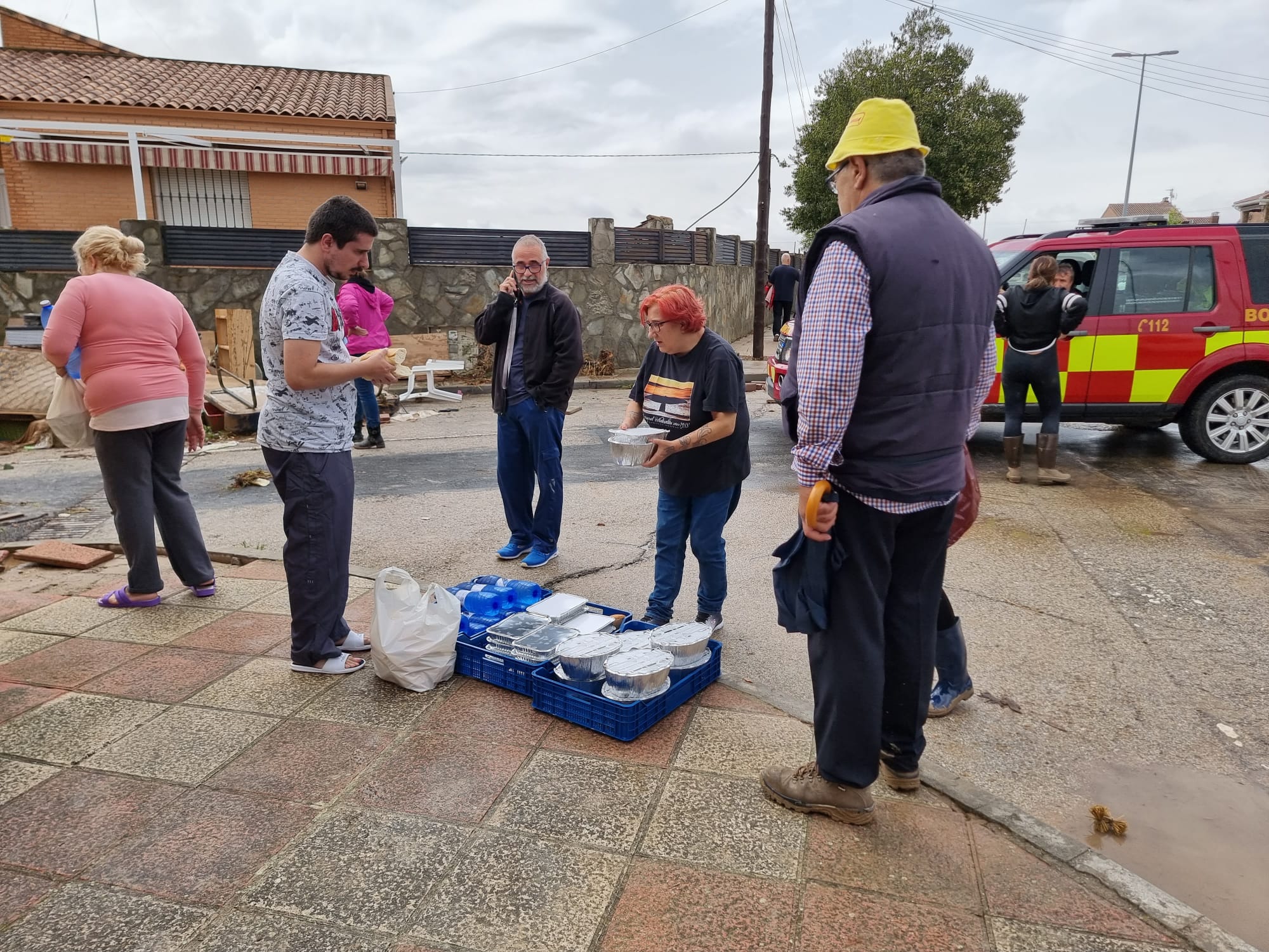 Los dueños de un restaurante del centro de El Álamo se acercan a la zona más afectada para repartir comida