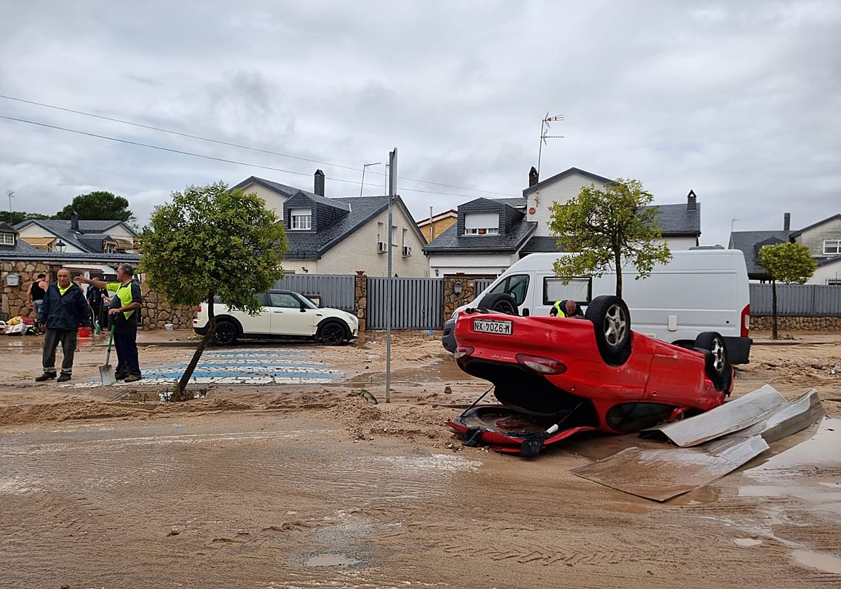 Un coche volcado en El Álamo