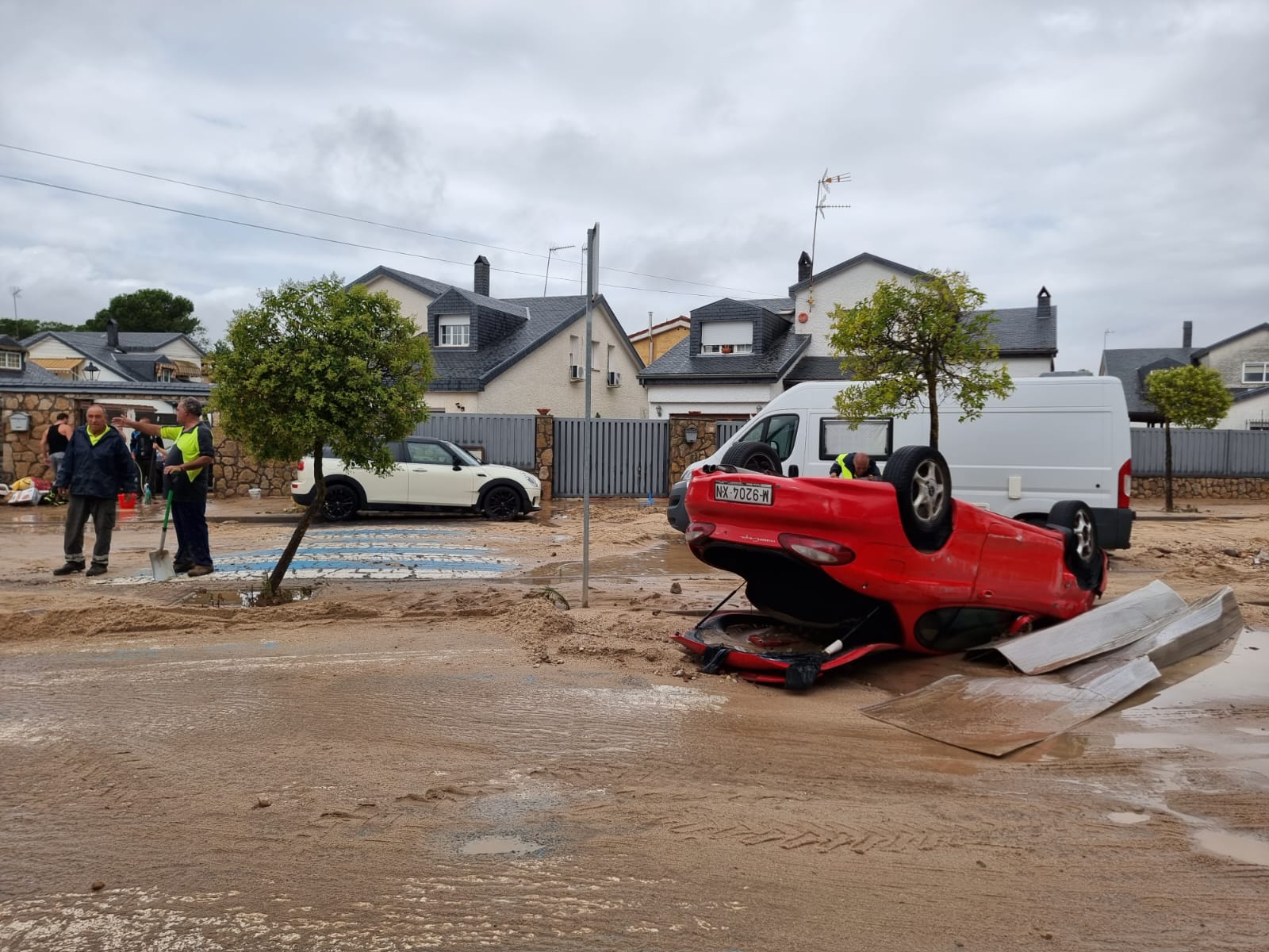 Un coche volcado en El Álamo