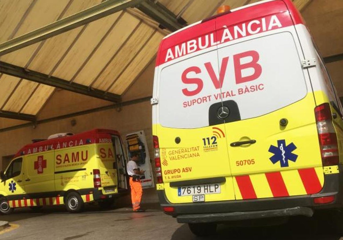 Imagen de archivo de ambulancias del SVB y el SAMU en Alicante