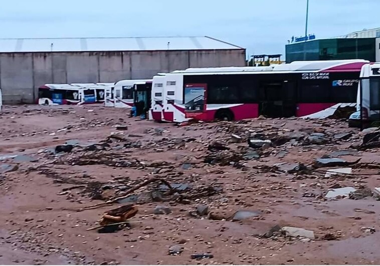 Impresionante imagen del estado del aparcamiento de autobuses del Polígono