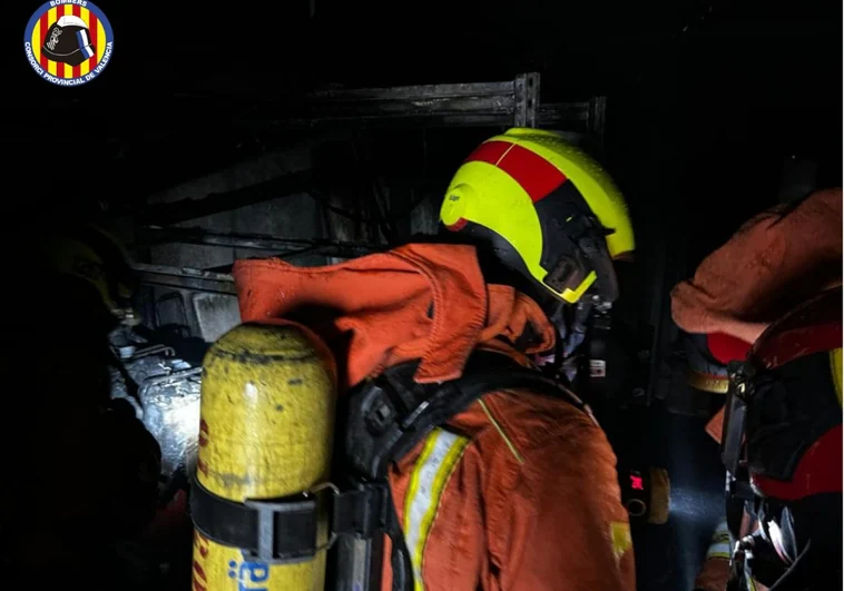 Imagen de archivo de un bombero en el incendio de una casa.