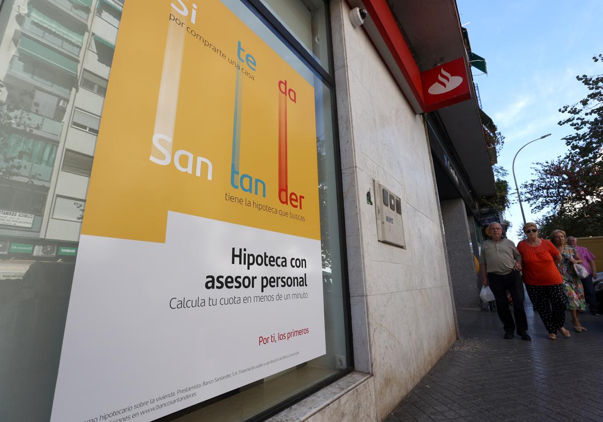 Un cartel anunciando un tipo de hipoteca en una oficina del Banco Santander en Córdoba