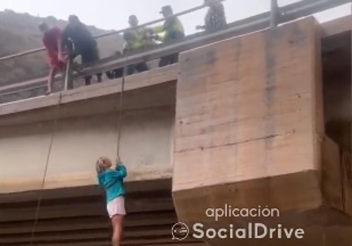 Vídeo del rescate de la pareja, que se ha hecho viral.