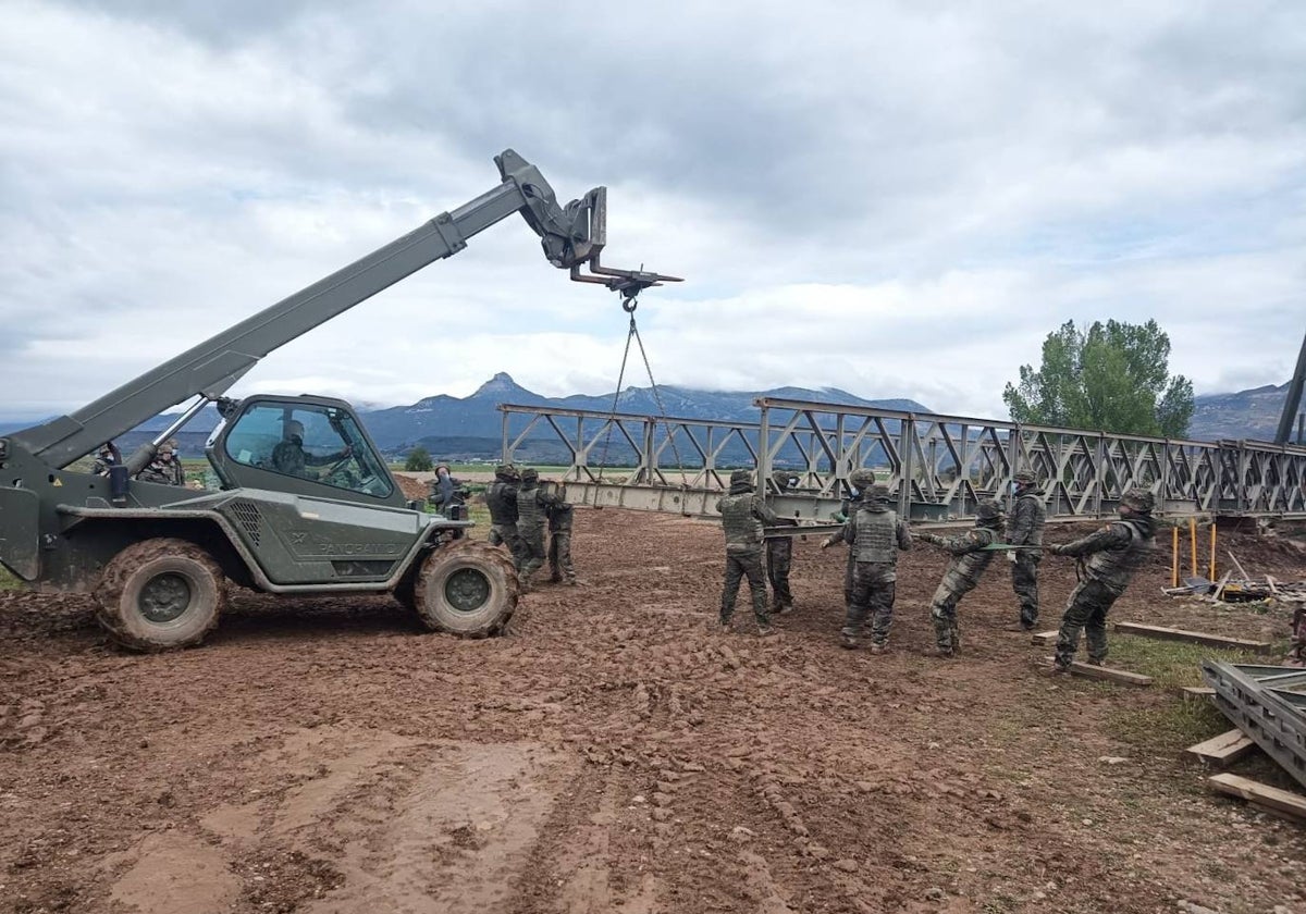 Miembros del Ejército de Tierra instalando un puente 'Bailey'