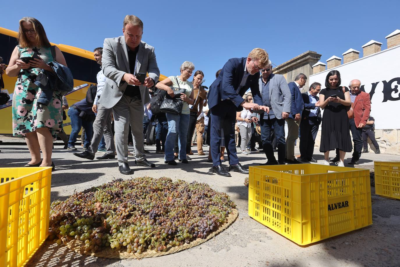 La visita de los ministros de Agricultura de la UE a Bodegas Alvear de Montilla
