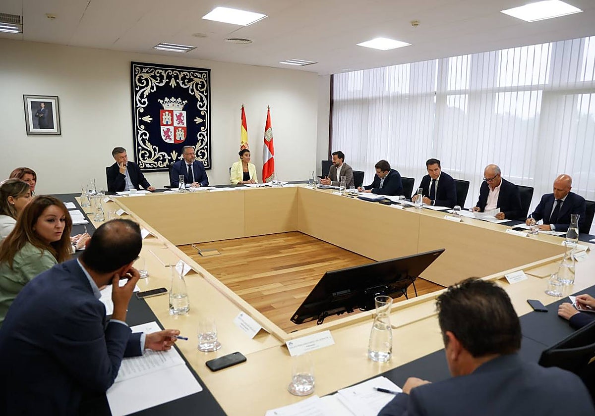 La Mesa de las Cortes y la Junta de Portavoces mantienen sendas reuniones para fijar el orden del día del primer pleno de la Cámara de este periodo, los días 6 y 7 de septiembre