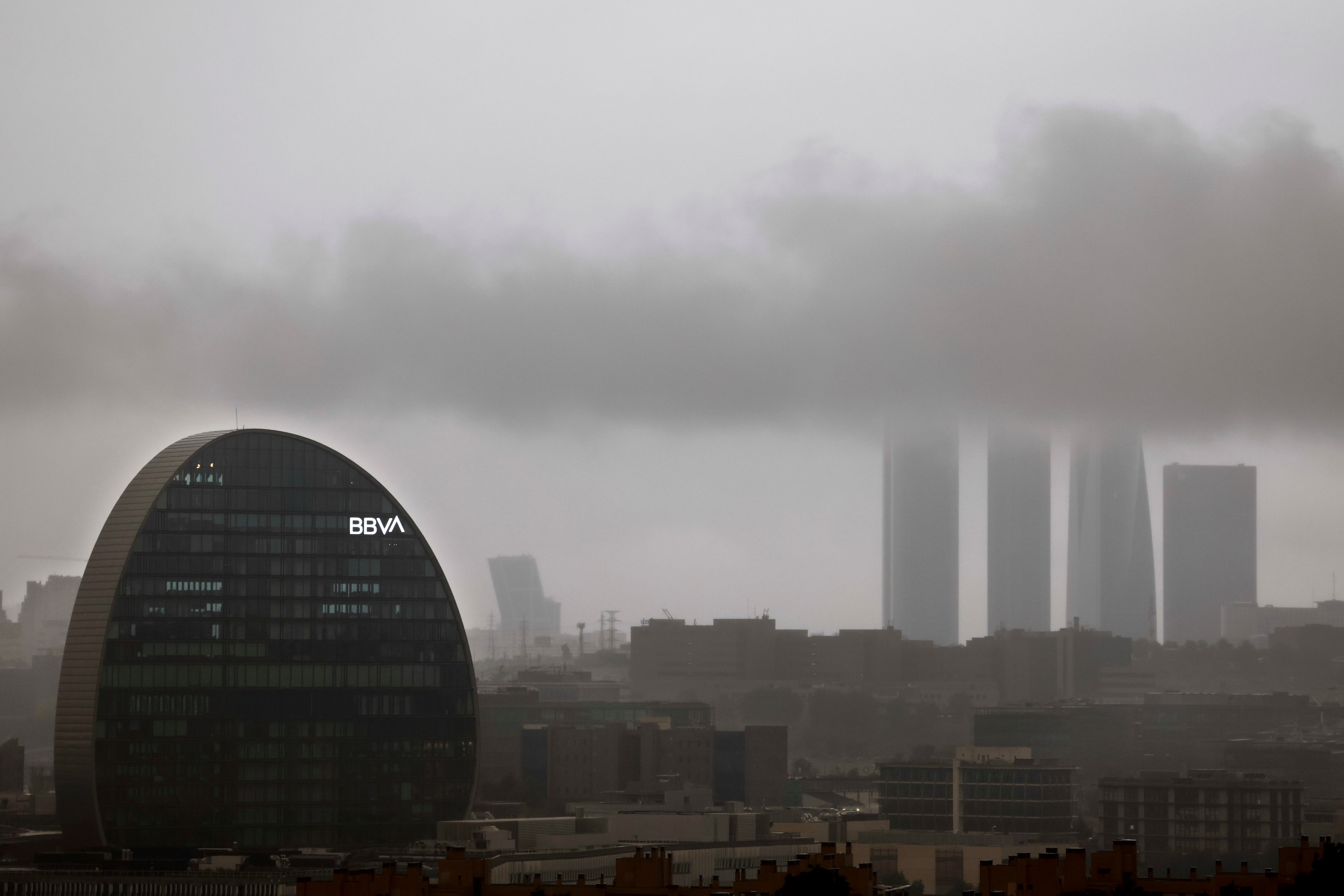 La capital amaneció gris este lunes. En la imagen, las Cuatro Torres vistas desde Las Tablas