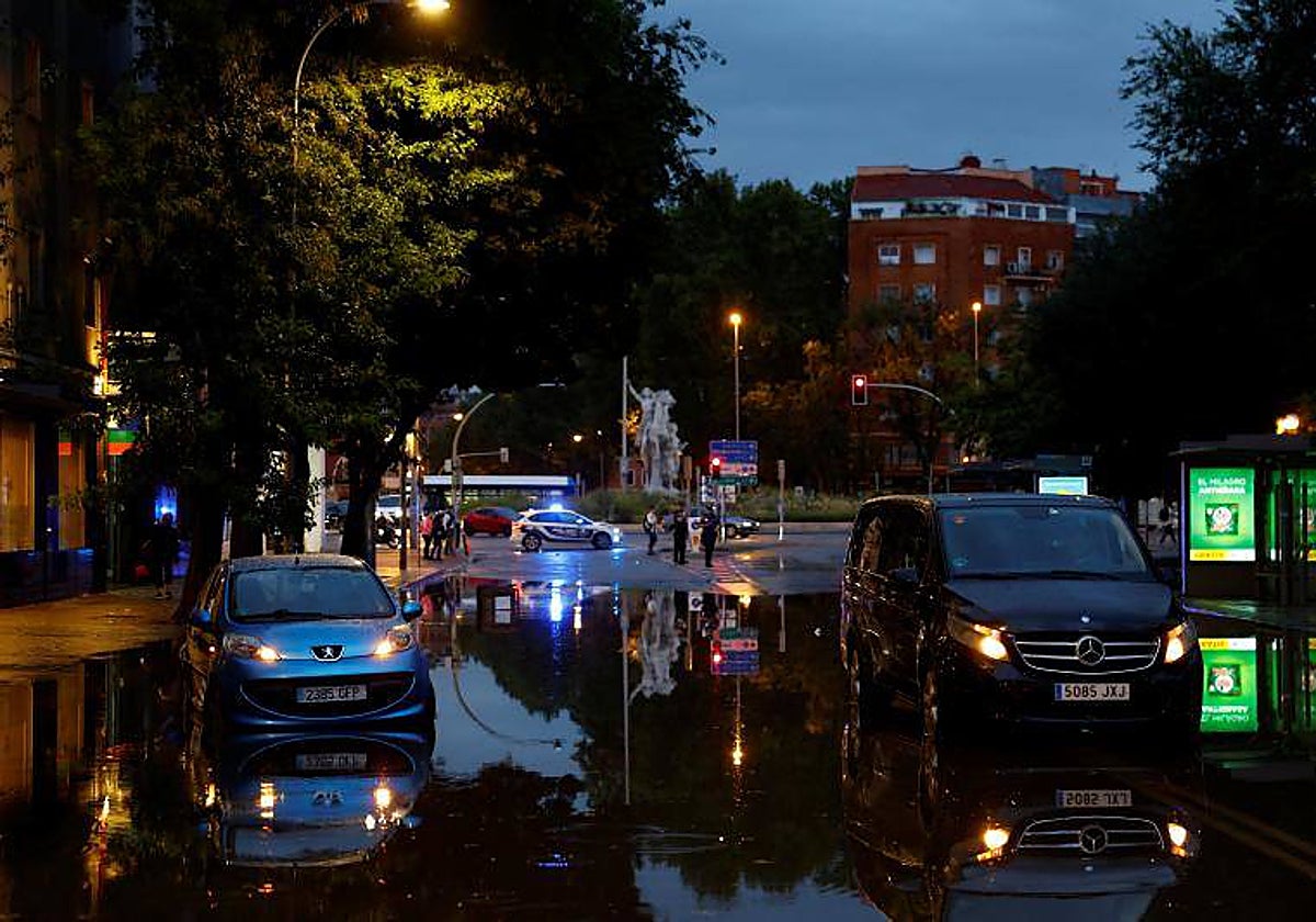 Una calle con una gran lámina de agua acumulada en la capital
