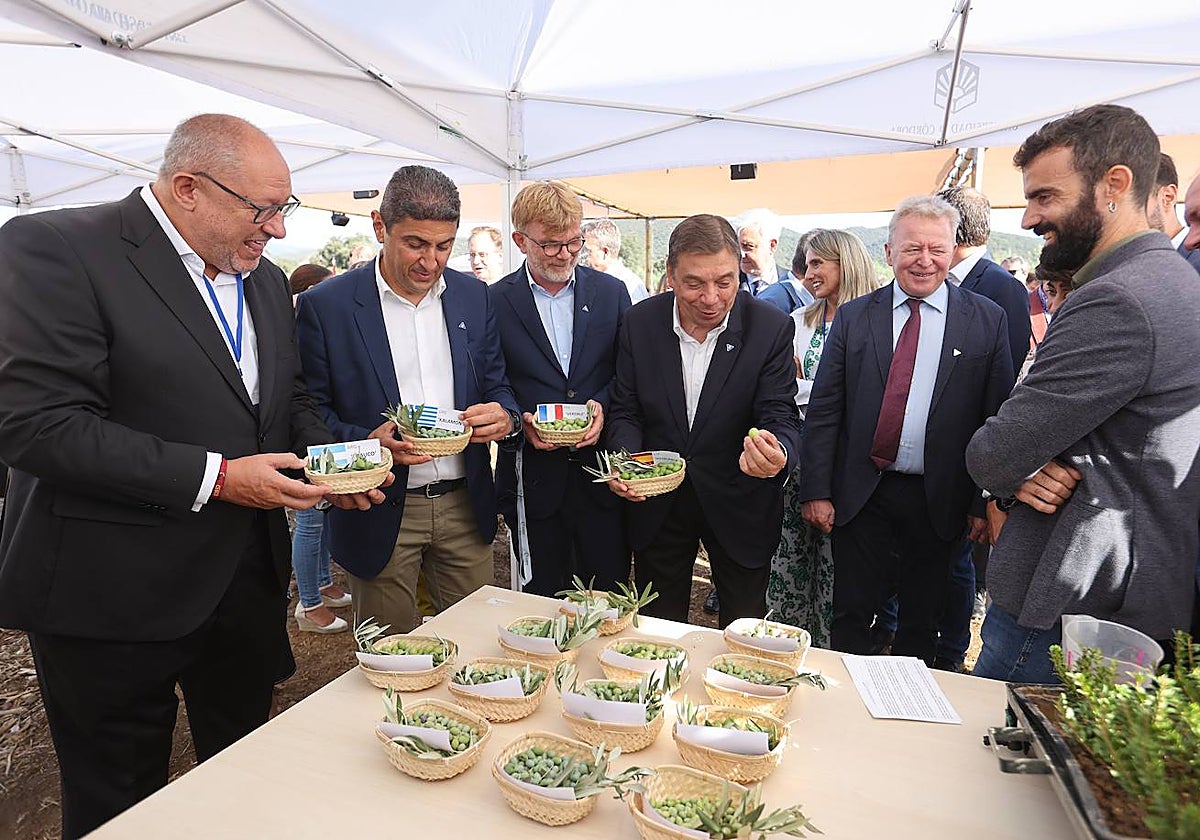 El ministro de Agricultura de España, con sus homólogos, este lunes en la finca de Rabanales