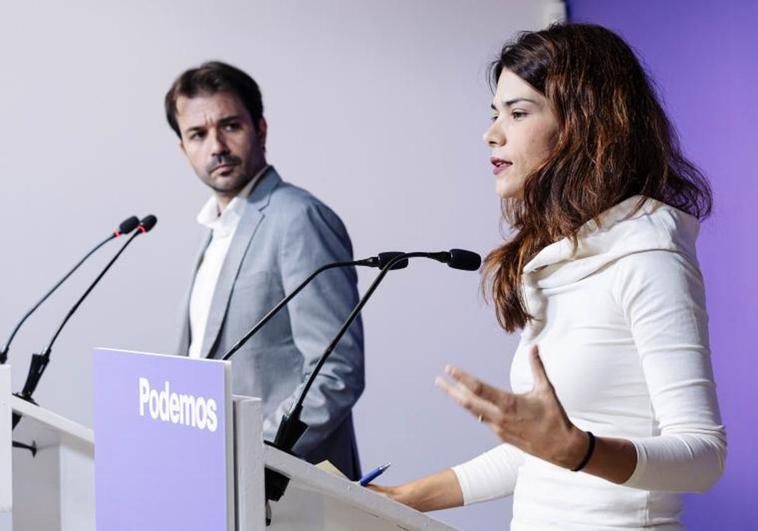 Los portavoces de Podemos Javier Sánchez Serna e Isa Serra en la rueda de prensa del inicio del curso político del partido