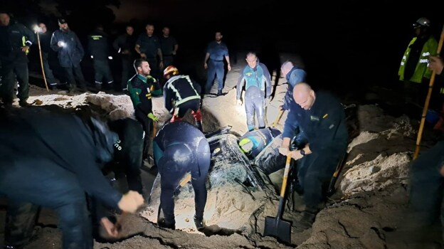 La Guardia Civil intenta desenterrar el coche familiar