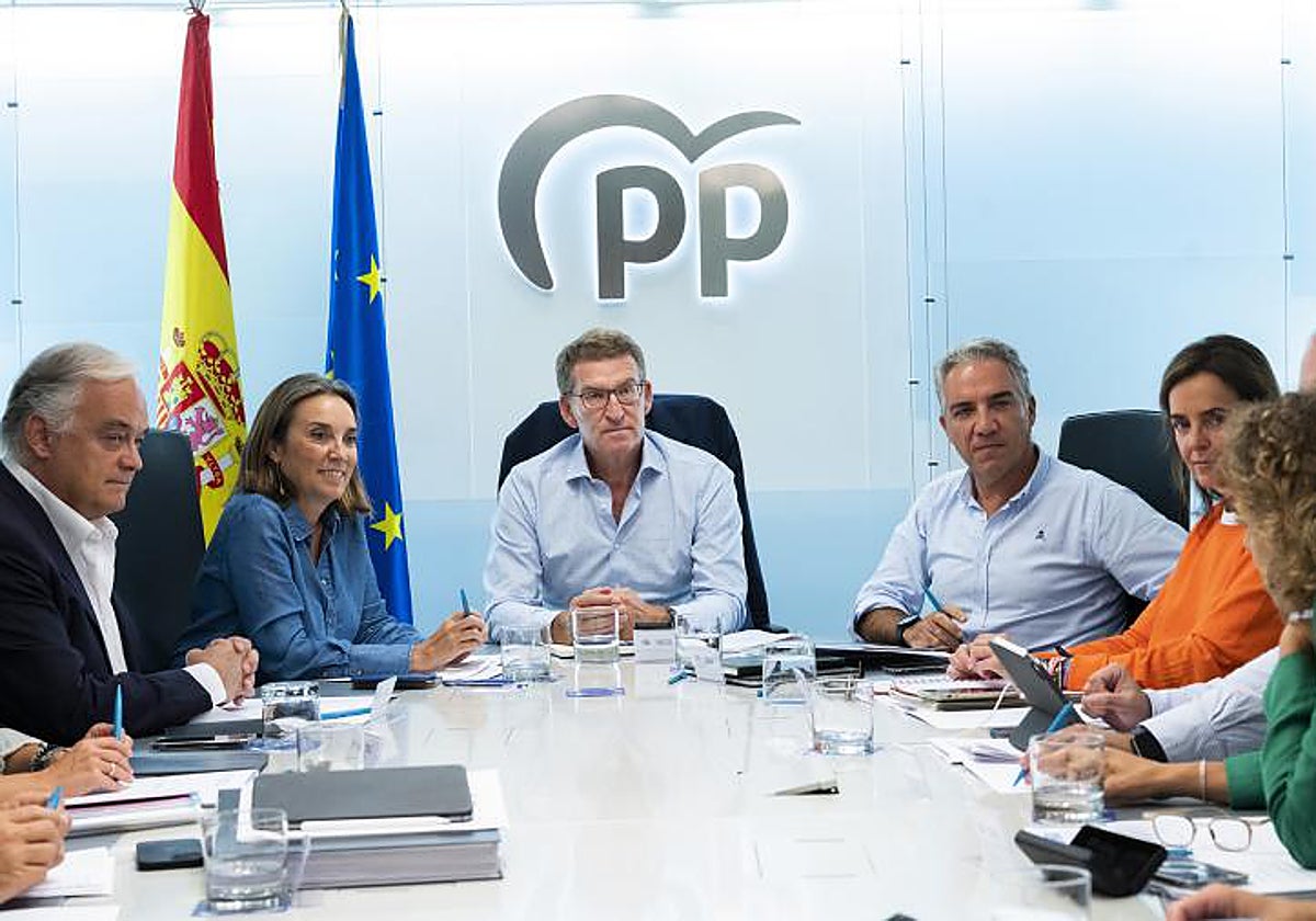 PP y Vox inciden en que la reunión de Díaz con Puigdemont vincula a todo el Gobierno