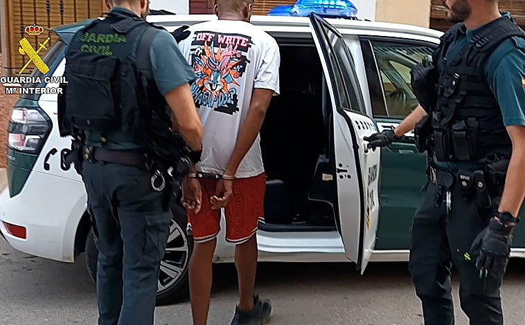 Imagen principal - imágenes de la detención y las armas y objetos intervenidos por la Guardia Civil