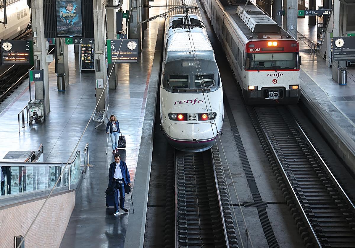 Un AVE realizando una parada en la estación de trenes de Córdoba