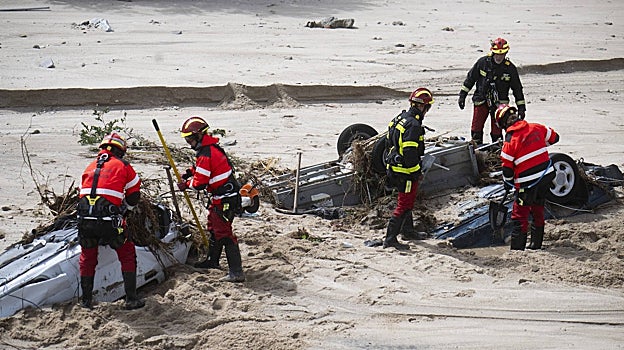 Un equipo de bomberos desentierra vehículos atrapados en el arroyo Grande, en Villamanta