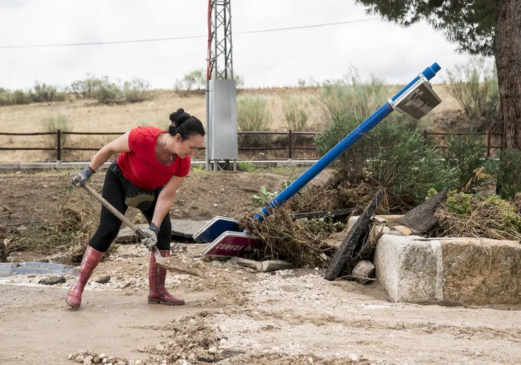 Un vecino quita barro en Villamantilla