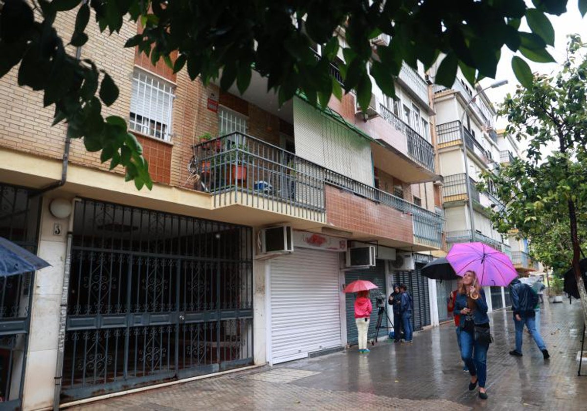 Imagen del bloque de viviendas donde vivía la mujer asesinada en Sevilla