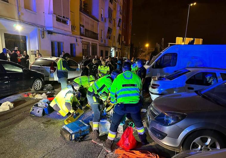 Sanitarios atendiendo a los heridos en Vallecas