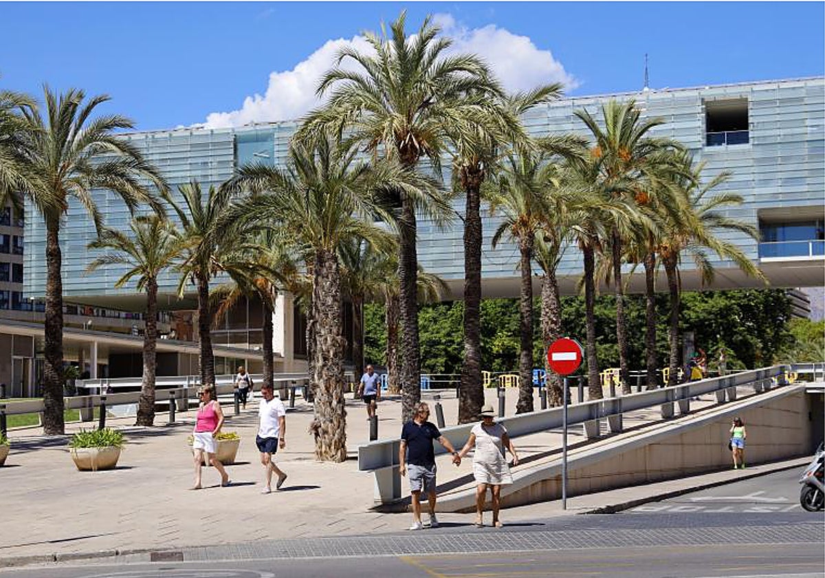 Transeúntes en las inmediaciones del Ayuntamiento de Benidorm.