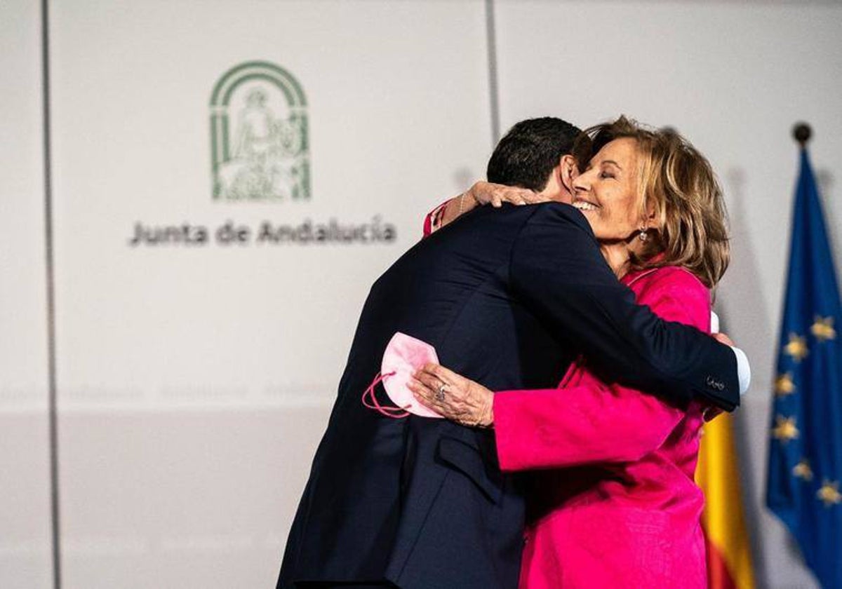 Juanma Moreno abraza a María Teresa Campos tras entregar el premio Especial a la Trayectoria Personal y Profesional en 2022