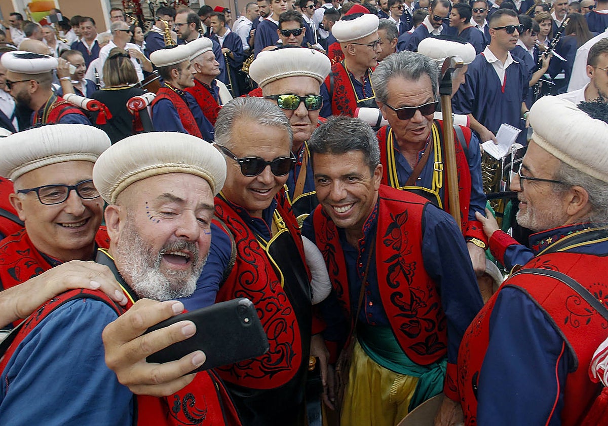 Imagen de Carlos Mazón, en el centro, tomada este martes en las fiestas de Moros y Cristianos de Villena