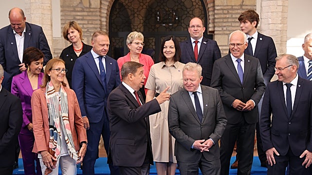 Planas junto al comisario europeo de Agricultura, en la foto de familia del encuentro