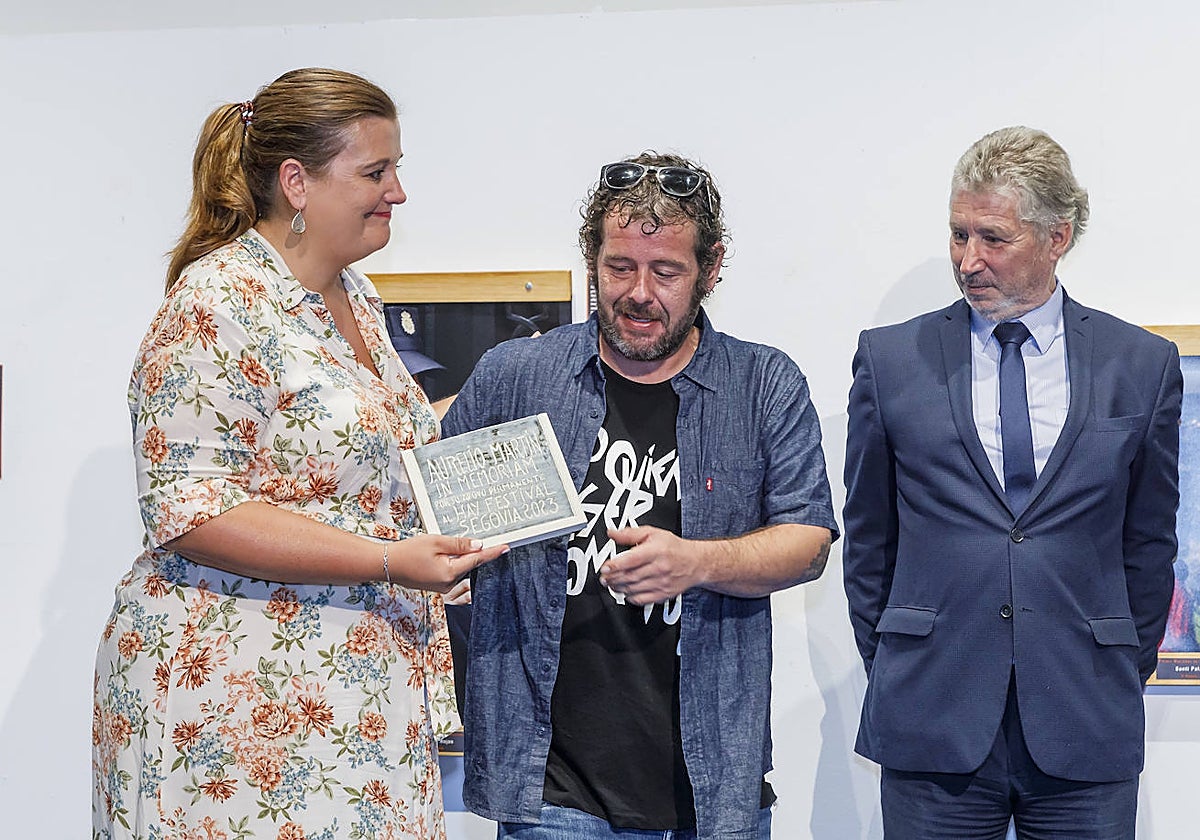 Homenaje al periodista segoviano Aurelio Martín, fallecido el pasado mes de junio durante la inauguración de la exposición de Fotoperiodismo del Hay Festival. En la foto recogen la placa sus hijos, Clara Martín y Pablo Martín