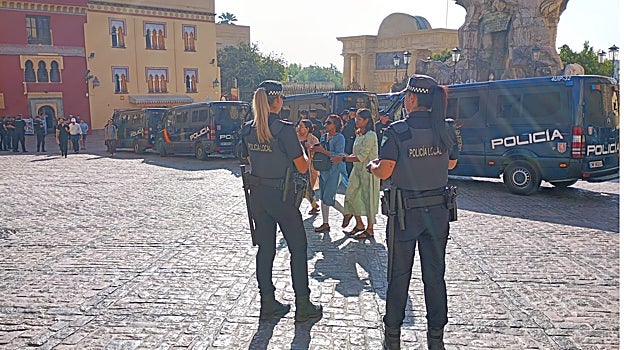 Agentes de la Policía Local y Nacional cerca de la Puerta del Puente