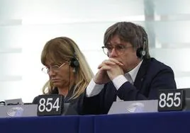 El Parlamento Europeo obliga a Puigdemont a retirar la foto de las urnas ilegales del 1-O tras la denuncia de CS