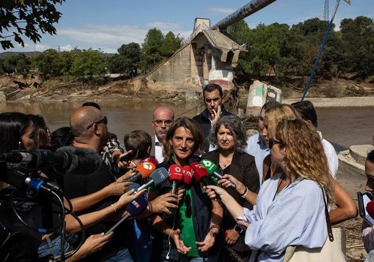 Teresa Ribera y Mercedes Gómez durante la visita a la localidad de Escalona