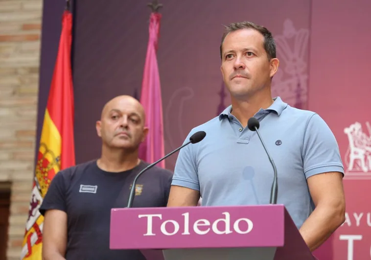 El alcalde Carlos Velázquez, durante una de las ruedas de prensa que ofrece estos días con motivo de la DANA