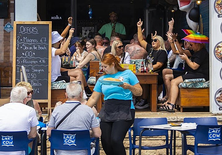 Turistas británicos en un bar de Benidorm con los carteles en inglés.