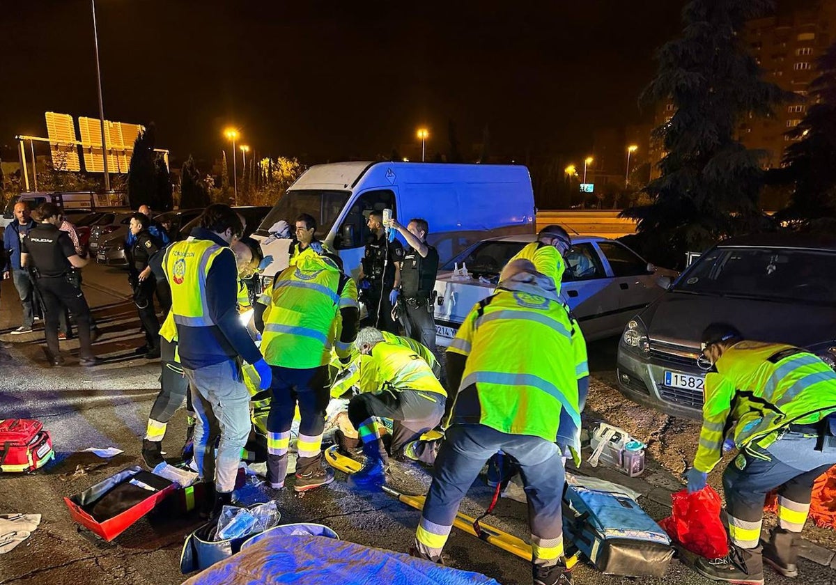 La Policía y el Samur, este martes de madrugada, en el lugar de los hechos