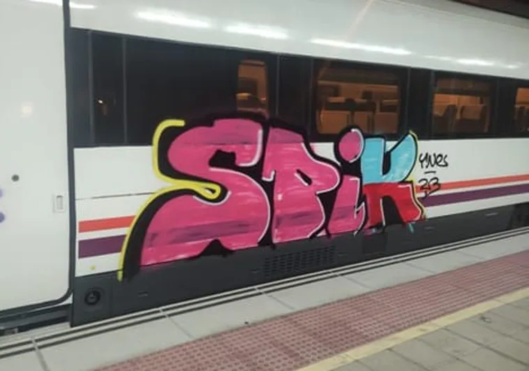 Graffiti en un vagón de tren en Palencia