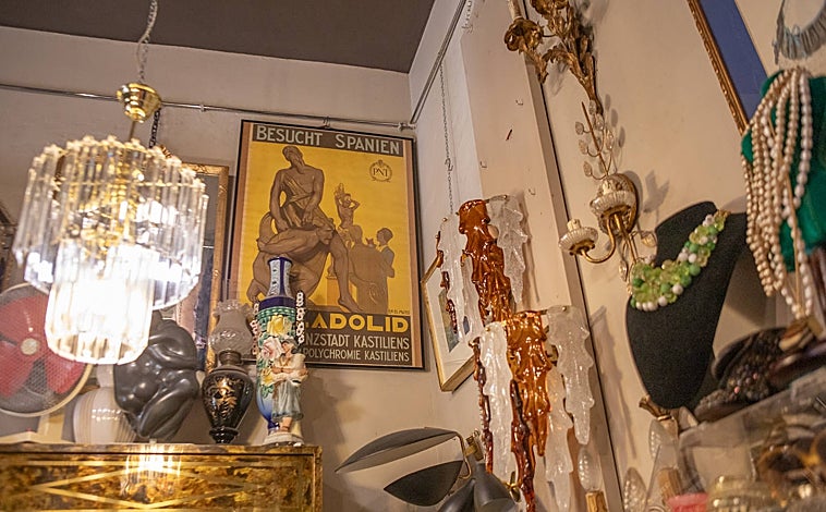 Imagen principal - Detalles y escenas de un día cualquiera en el epicentro del negocio de las almonedas y las antigüedades.