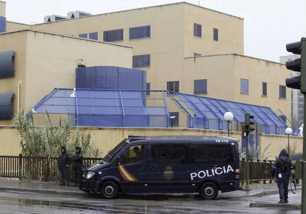 La Policía frente al Centro de Internamiento de Extranjeros de Madrid, en Aluche