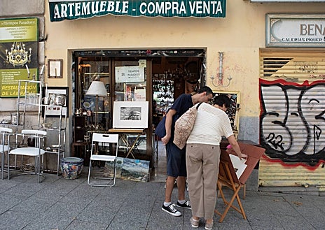 Imagen secundaria 1 - Detalles y escenas de un día cualquiera en el epicentro del negocio de las almonedas y las antigüedades.