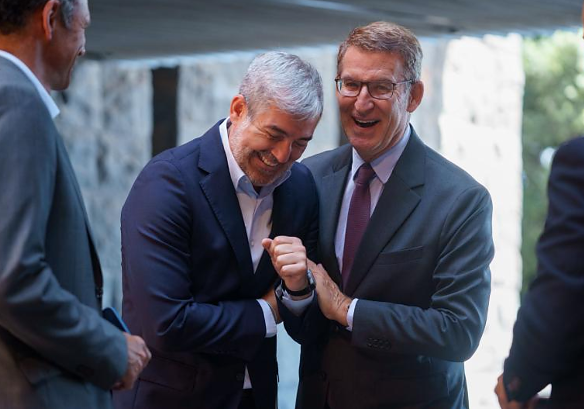 El presidente de Canarias, Fernando Clavijo, y el presidente del PP, Alberto Núñez Feijóo, tras la reunión en Tenerife