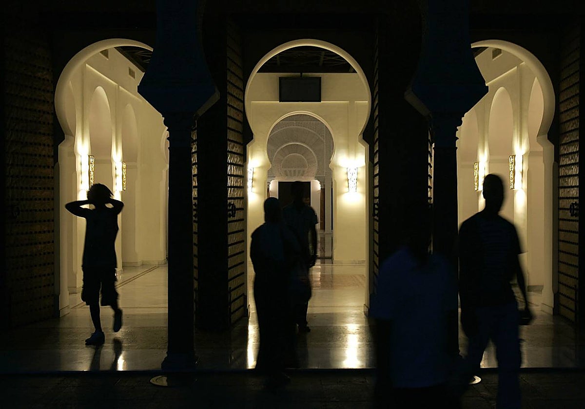Musulmanes tras el rezo del ramadán en la mezquita de Málaga