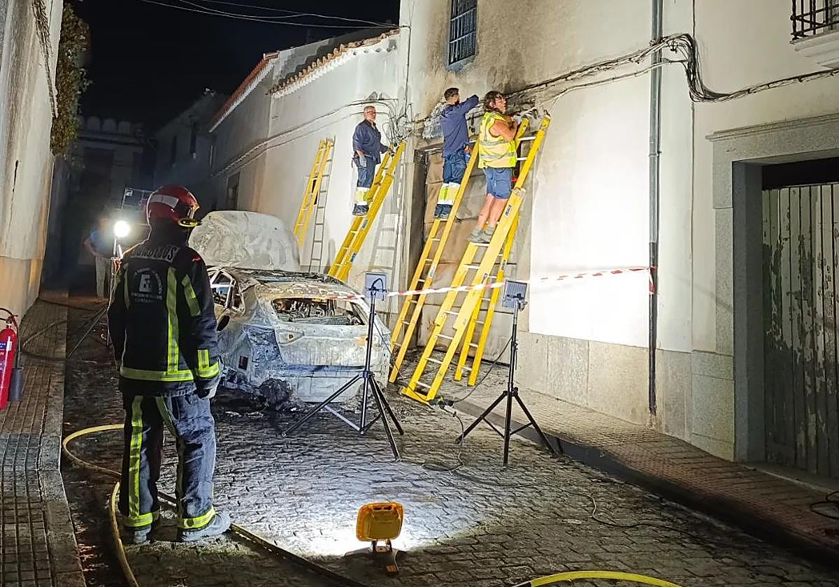 Trabajos en la calle Rey de Villanueva de Córdoba tras el incendio de un coche