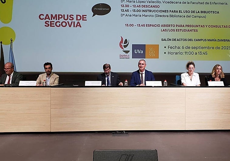 Las autoridades institucionales y académicas, durante el acto de inauguración del curso de Enfermería en Segovia