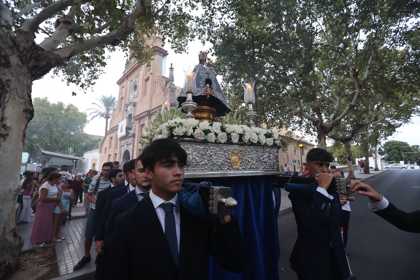 Fotos: La Virgen de la Fuensanta, entre ríos de juventud cofrade a la Catedral